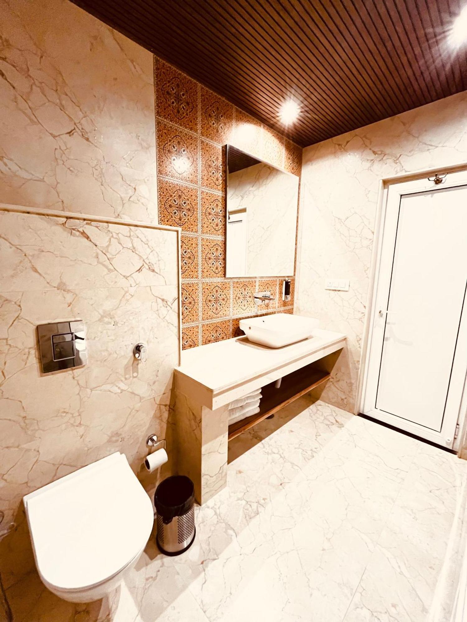 Hotel The Onix Dehradun Ngoại thất bức ảnh