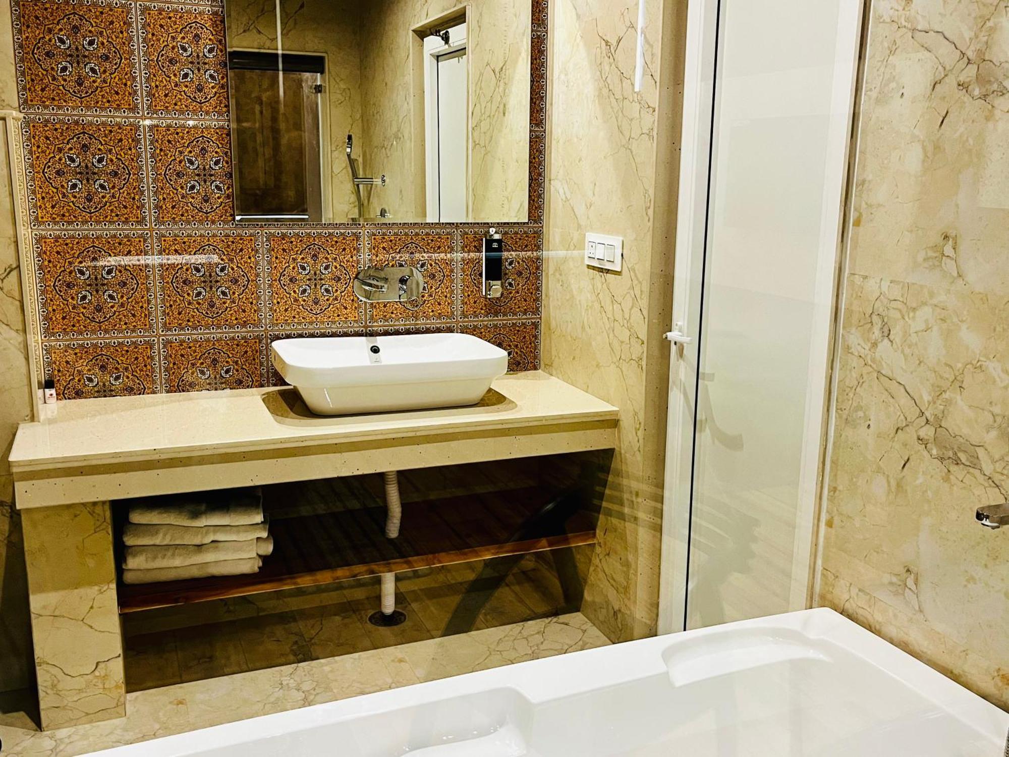 Hotel The Onix Dehradun Ngoại thất bức ảnh