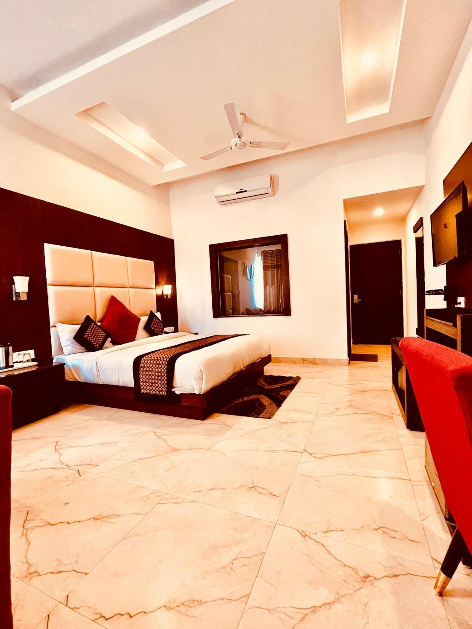Hotel The Onix Dehradun Ngoại thất bức ảnh