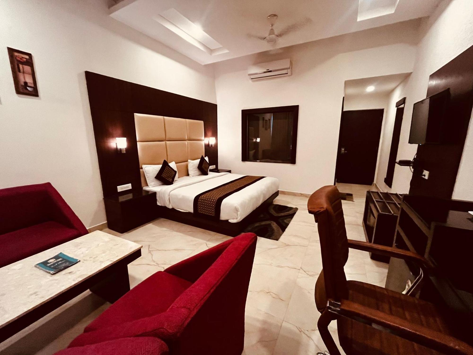 Hotel The Onix Dehradun Ngoại thất bức ảnh
